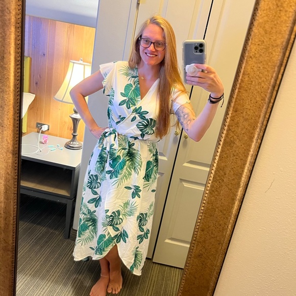 Meet your Posher, Hi I’m Elle! - Picture 3 of 4